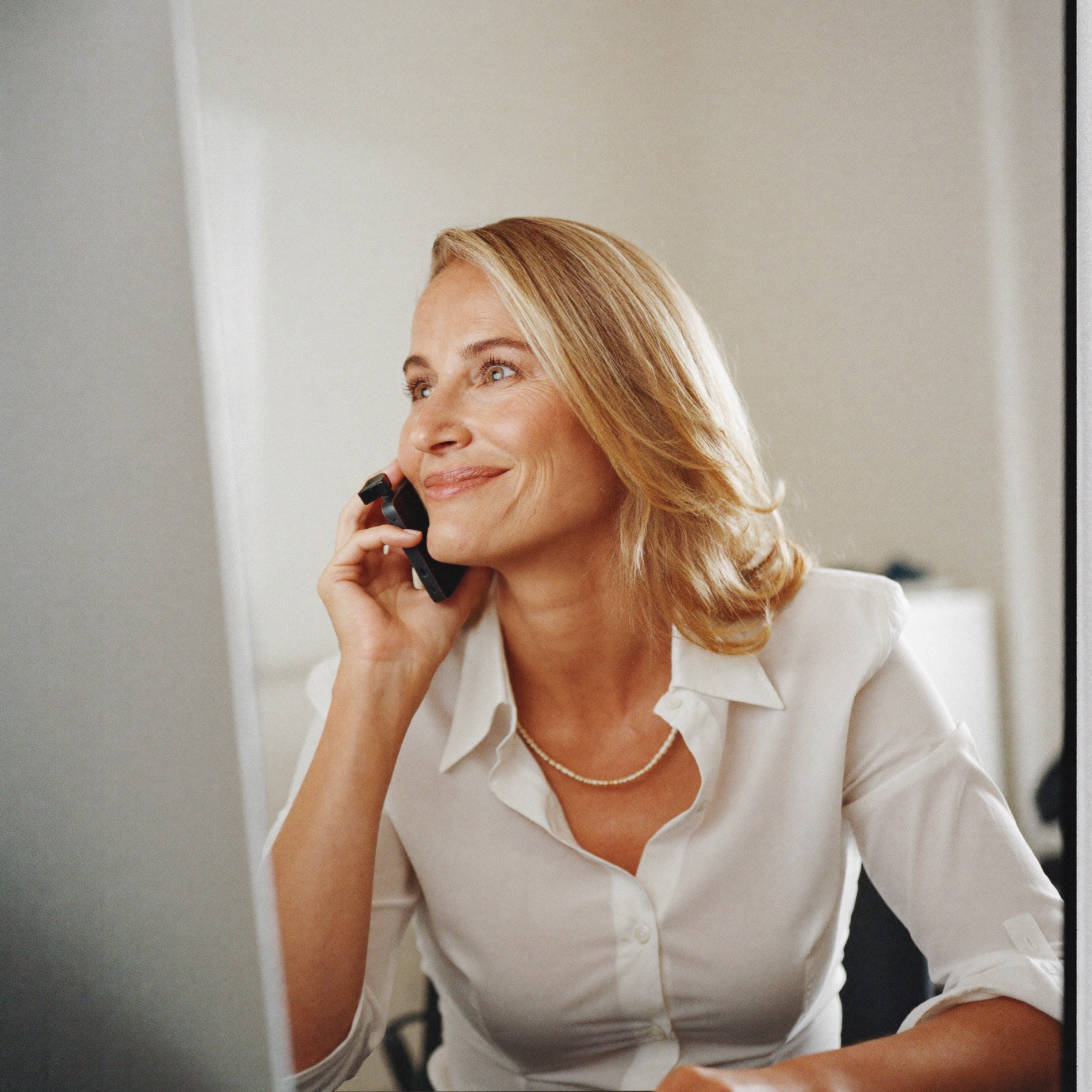 Advisor on a call at her desk